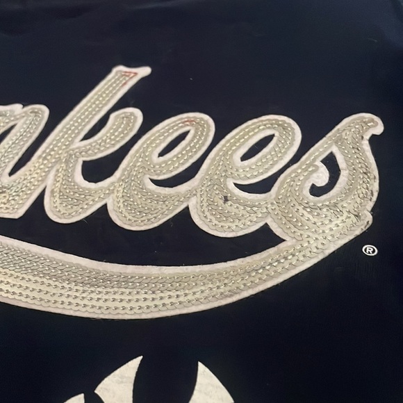 New York Yankees -Navy & Silver sequin Ladies V-Neck, New Era, MLB Baseball - Picture 14 of 16